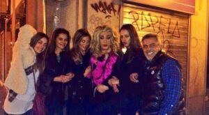 Eva González acaba el domingo cantando coplas por Chueca