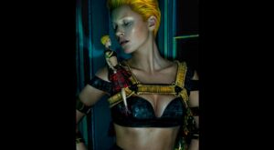 Kate Moss más andrógina que nunca para Alexander McQueen