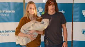 Carles Puyol y Vanesa Lorenzo presentan a su hija Manuela