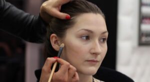 Tutorial de maquillaje: Cómo definir el rostro como Victoria Beckham