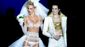 Andrés Sardá nos traslada a Las Vegas con una colección rendida al dorado y negro