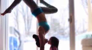 Las imágenes más bonitas de una madre y su hija practicando yoga