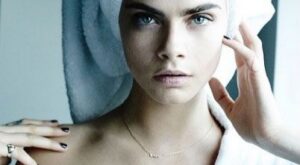 Celebrities y modelos posan en toalla para Mario Testino