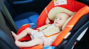 Sillitas de coche para bebés: ¿de frente o de espaldas a la marcha?