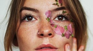 4 pasos imprescindibles para mimar tu pelo y tu piel esta primavera