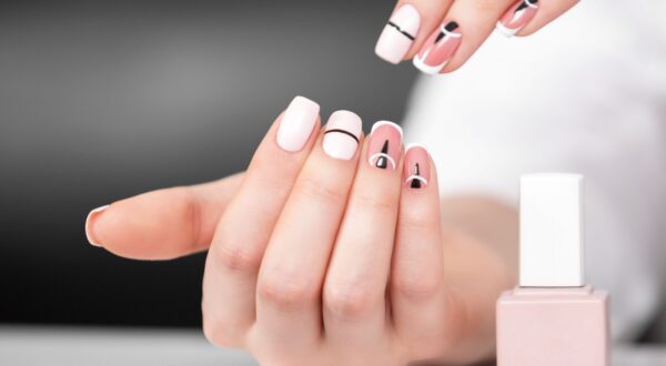 Uñas de porcelana: qué son y cómo ponértelas