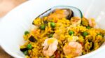 Arroz con gambas: la receta perfecta para cocinar con amigos