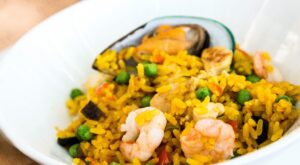 Arroz con gambas: la receta perfecta para cocinar con amigos