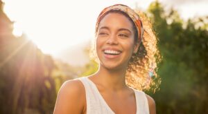 Crema facial con protección solar, la clave para una piel joven