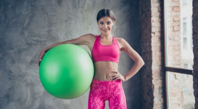 Rutina de ejercicios con fitball y gomas elásticas