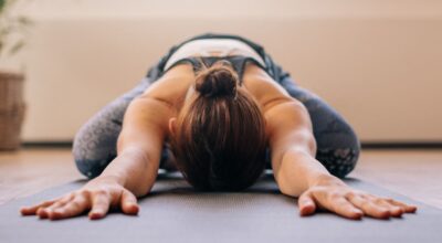 6 posturas de yoga para aliviar el dolor menstrual