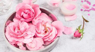 ¿Aún no conoces todos los beneficios que el agua de rosas tiene en tu piel?