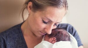 Cómo superar los miedos del puerperio aprendiendo de nuestro pasado