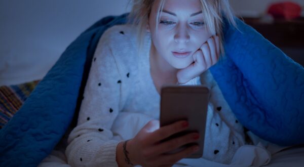 ¿Cómo evitar el envejecimiento cutáneo provocado por la luz azul de nuestras pantallas?