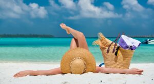 10 productos imprescindibles para llevar en tu bolsa de playa