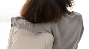 A mi hija le ha venido la regla: ¿cómo afrontar la primera charla?