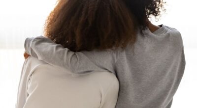 A mi hija le ha venido la regla: ¿cómo afrontar la primera charla?