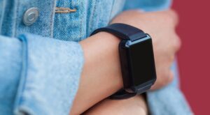 Así es la primera pulsera de actividad que protege contra agresiones