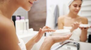 Cremas de noche: cómo cuidar la piel mientras duermes