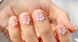 La última tendencia en uñas es la manicura de perlas