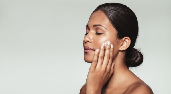 Los 5 básicos de cuidado facial que no pueden faltar en tu neceser