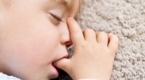 ¿Tu peque se chupa el dedo? Te contamos las causas y cómo evitarlo