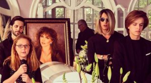 “Acuérdate del apellido “de-la-Mora”… Vuelve la segunda temporada de La casa de las flores