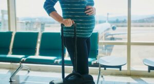 Viajar en avión durante el embarazo, ¿existen riesgos?