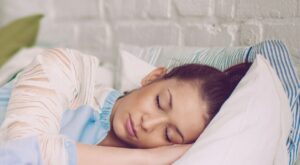 Dormir con el pelo recogido: ¿sí o no?