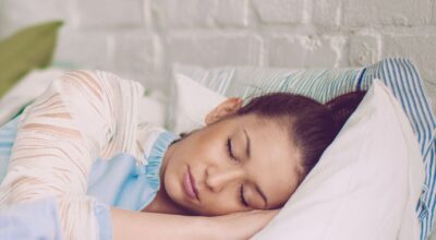 Dormir con el pelo recogido: ¿sí o no?