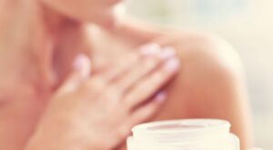 Cuidado del pecho: ¿por qué funcionan las cremas reafirmantes?
