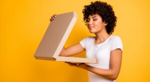 ¿Por qué el cuerpo te pide comida basura cuando no descansas bien?