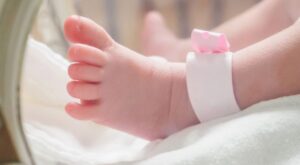 La maniobra de Kristeller: directrices, posibles daños y consecuencias