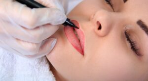 ¿Labios tatuados? Te contamos todo sobre la micropigmentación