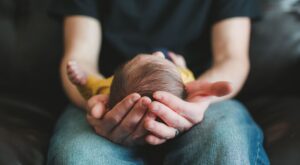 ¿Cuánto tarda en cerrarse la fontanela de los bebés recién nacidos?