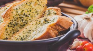 Pan de ajo y romero: un entrante perfecto para cualquier ocasión