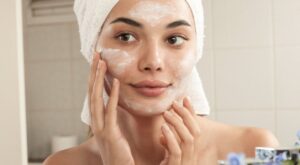 Cómo combatir el acné adulto: consejos para cada zona del rostro