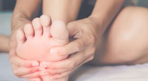 Fascitis plantar: qué es, cómo detectarla y consejos para prevenirla