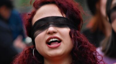 ‘Por las que no pueden hacerlo en la calle’: diputadas turcas cantan ‘El violador eres tú’