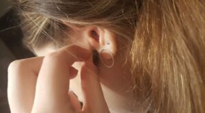 Cómo cuidar un piercing infectado en la oreja