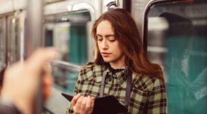 Manspreading: cómo los hombres invaden mi espacio en el transporte público