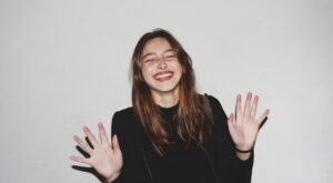 ¿Sin ideas sobre cómo posar para una foto? Te damos 7 trucos infalibles