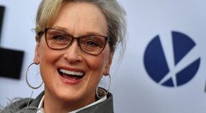 ¡Larga vida a tus canas! Cuídalas y haz que brillen con el champú azul