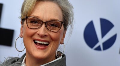 ¡Larga vida a tus canas! Cuídalas y haz que brillen con el champú azul