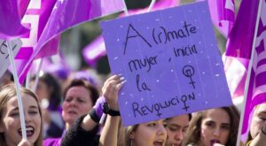 Revuelta feminista: una cadena de mujeres recorre la capital a un mes del 8M