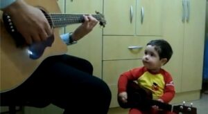 Un niño de 2 años canta The Beatles con su padre