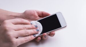 Cómo desinfectar la pantalla de tu móvil, un foco de infección olvidado