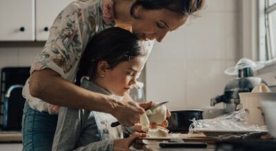 Cocinar en familia: estas son las mejores recetas para preparar con niños