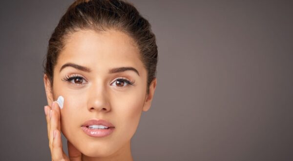 ¿Cómo puede una crema despigmentante ayudarte a decir adiós a tus manchas?