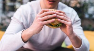 Hamburguesa de berenjena con pan casero